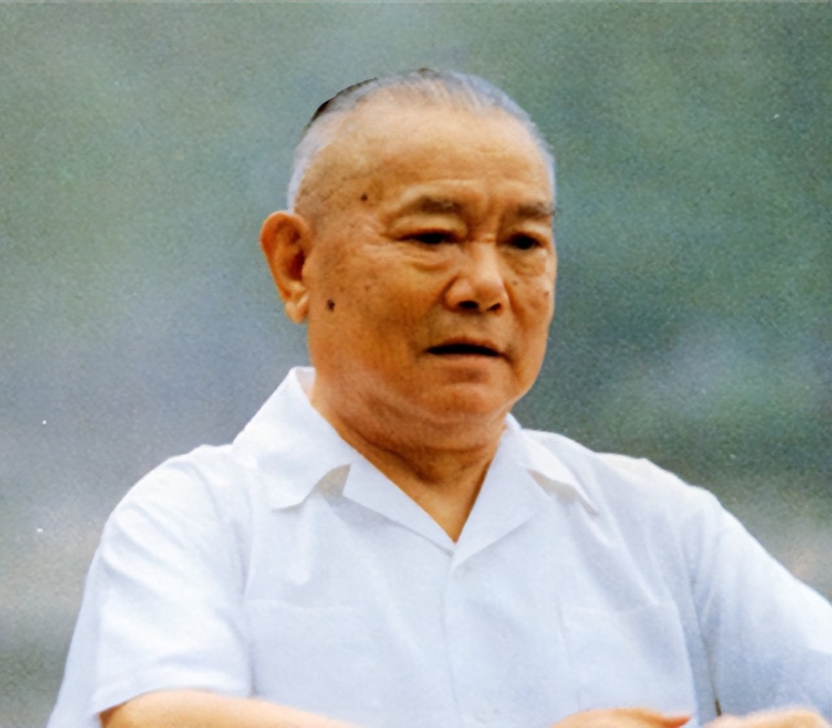 1986年，美国记者采访*小平邓**，看到他抽烟问道：能给我一支吗？