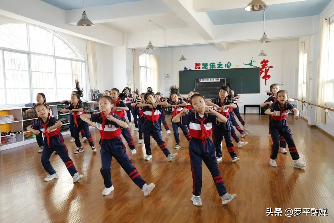 罗雄街道东屏小学大课间操,罗平罗雄街道东屏小学