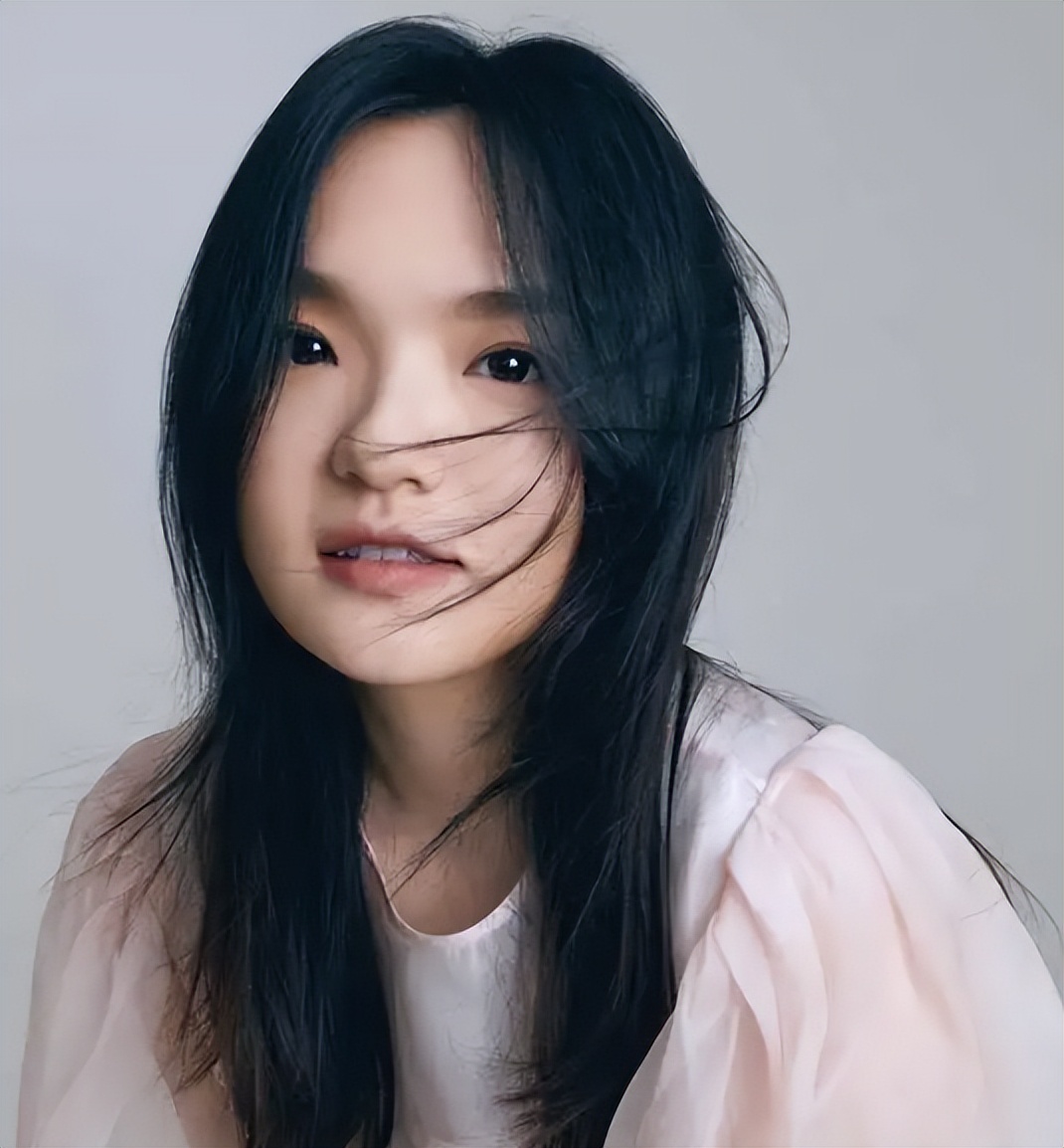 37岁歌后徐佳莹挺孕肚出街，侧坐护肚脸浮肿，提前透露二胎宝性别