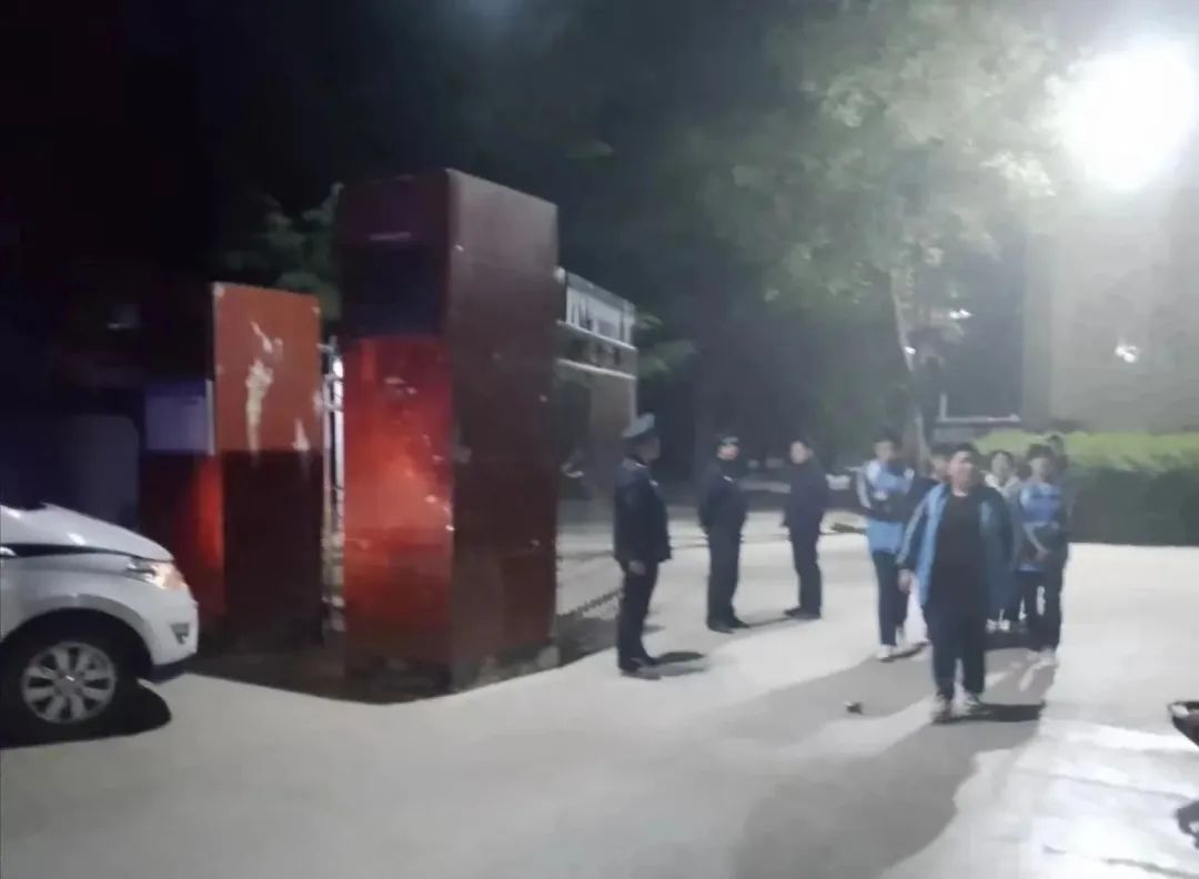 户政窗口周末开辟“学生*证办**”专场【三分钟速览成县公安动态】