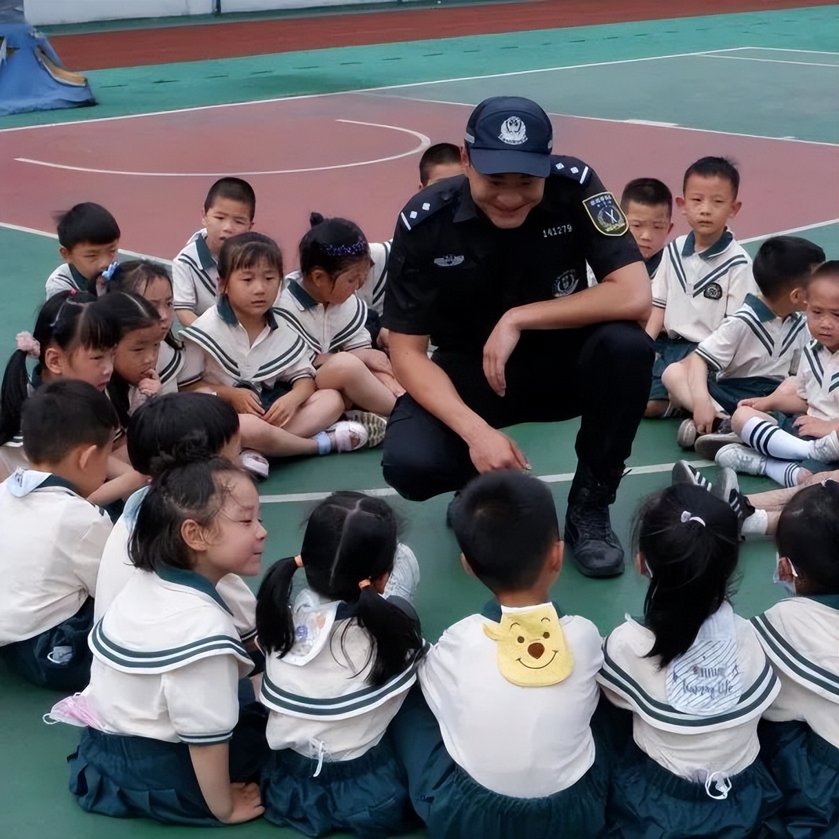 小萌娃应邀进警营警彩体验零距离,警彩少年平安校园