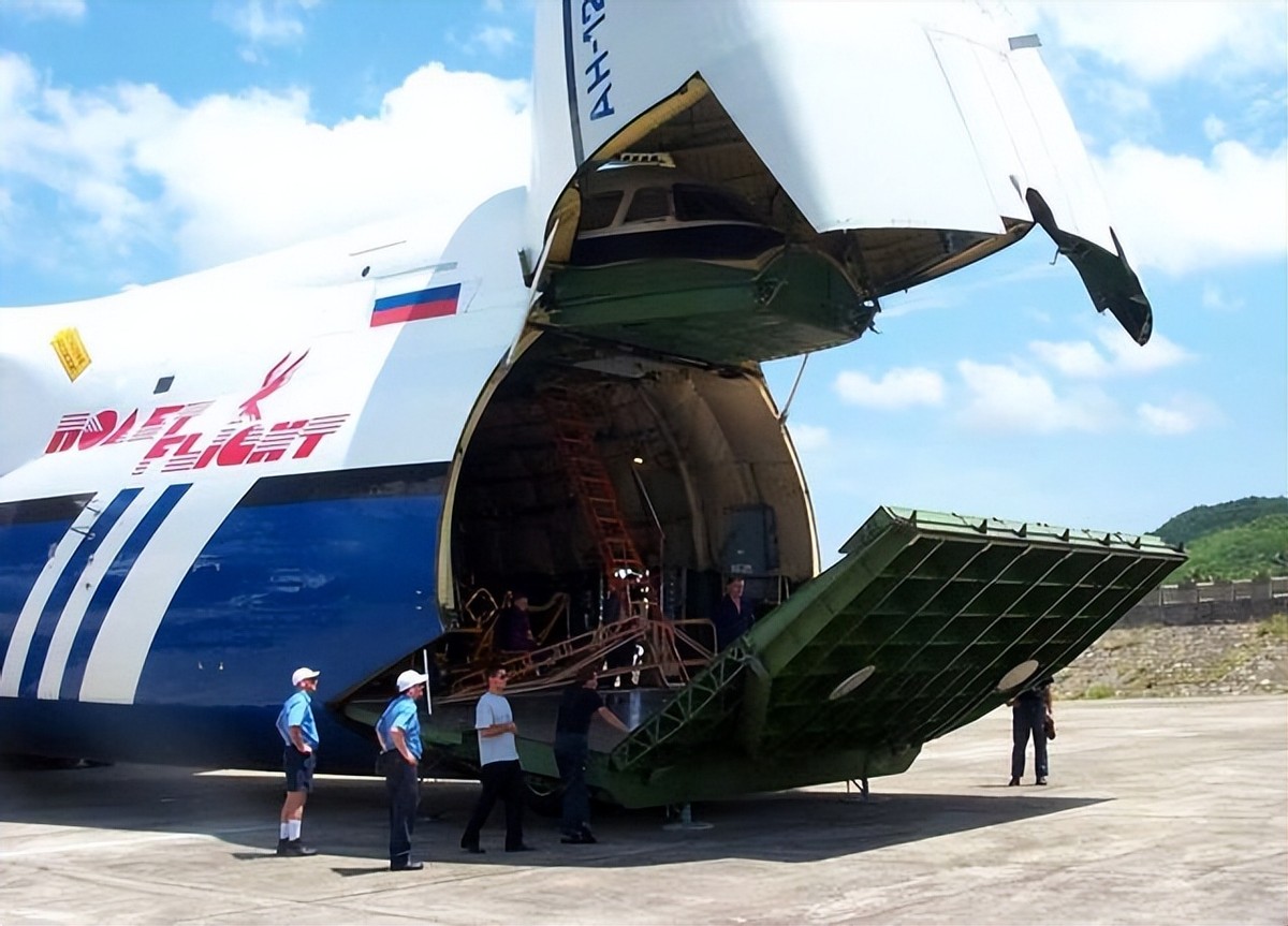 南海撞机后，中国从大卸八块的美国侦察机里，获得了哪些技术？