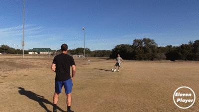 足球上一步踢球慢动作教学视频,足球一脚解围高球技巧