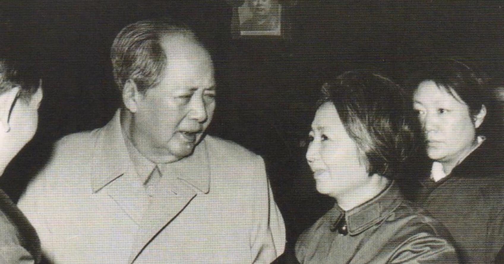 外交场合，有人突然喊“周恩来万岁”，周总理巧妙处理避免了麻烦