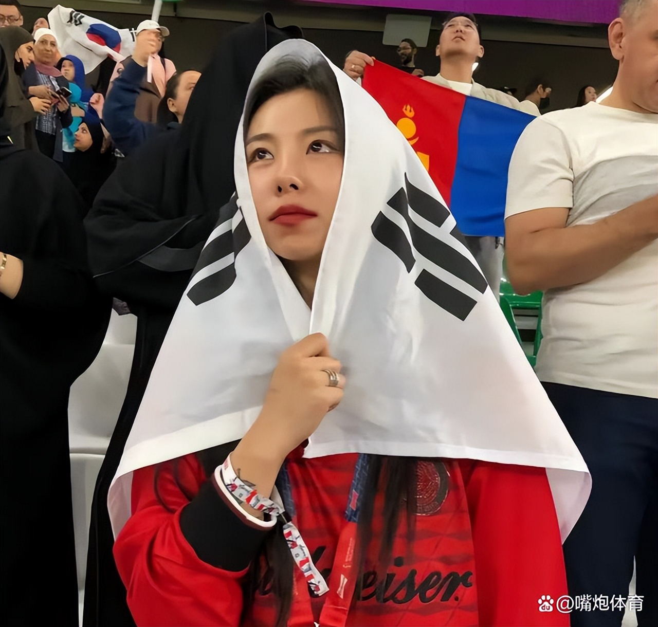 韩国球迷用7比1嘲讽葡萄牙,韩国4-1输巴西后韩国球迷的反应
