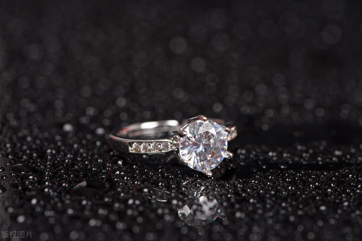 新人如何正确挑选钻戒,买结婚钻戒要注意什么事项
