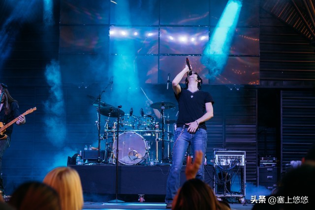 孤勇者让陈奕迅赚了一个亿,陈奕迅打进世界杯半决赛视频