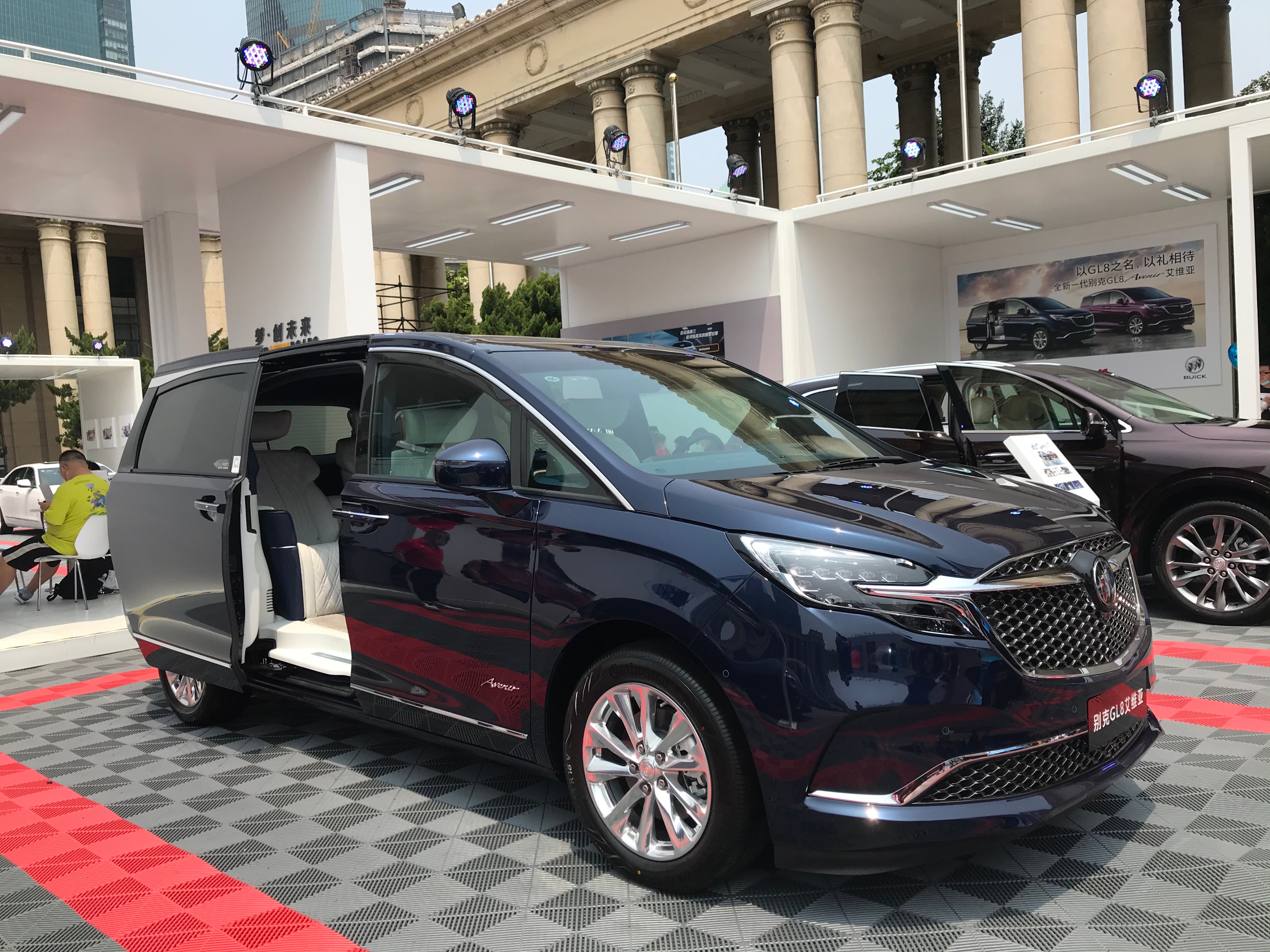 别克gl8商务车和大众威然哪个好,2022年别克gl8商务车多少钱