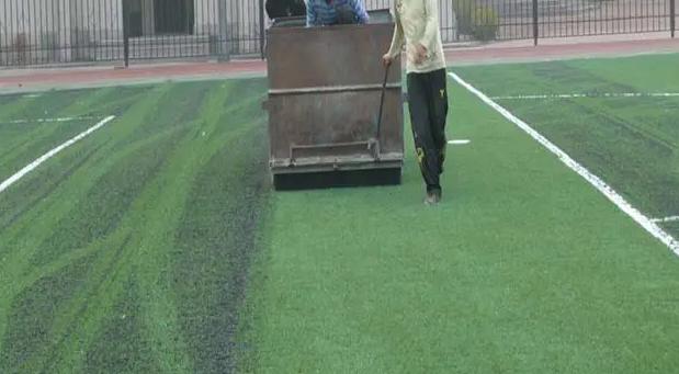 人造草坪减震垫施工全过程,人造草坪施工怎么联系接活