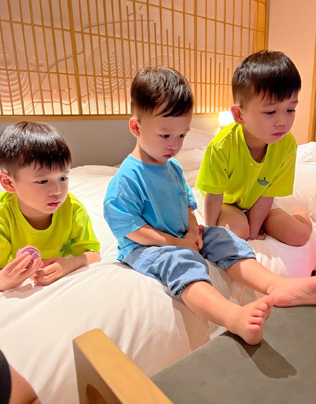 胡杏儿首晒三个儿子对比照,胡杏儿全家福3个儿子