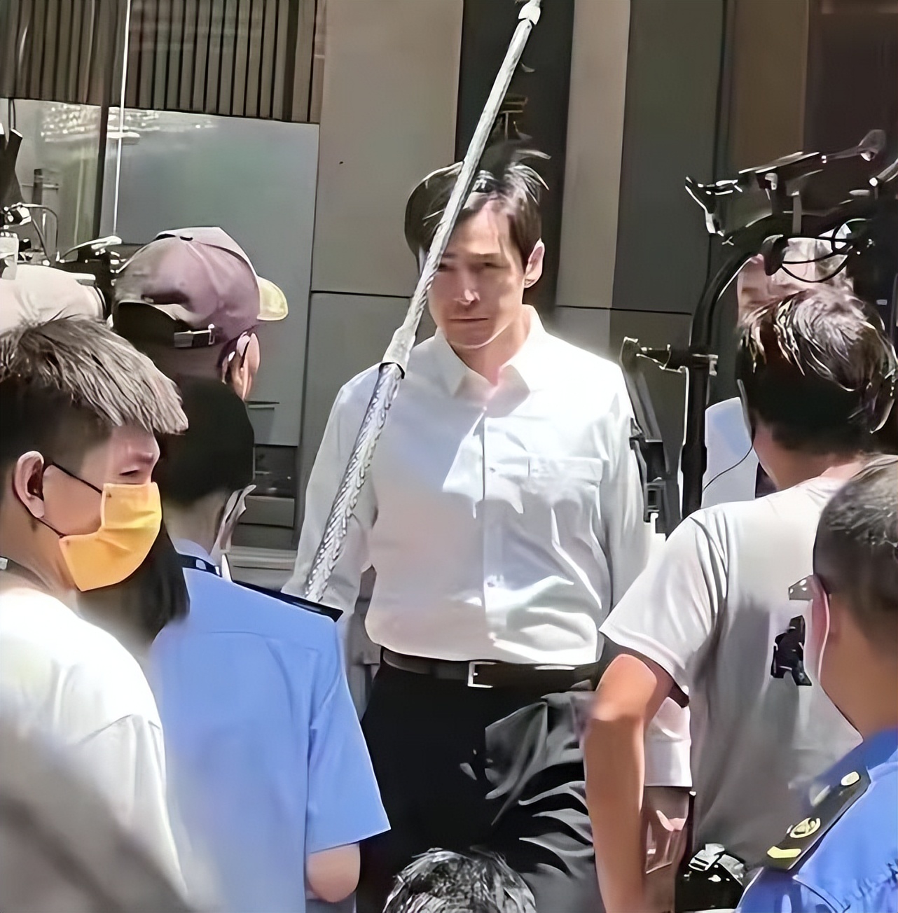 胡歌穿西装配什么裤子,胡歌太年轻一袭西装尽显精英范儿