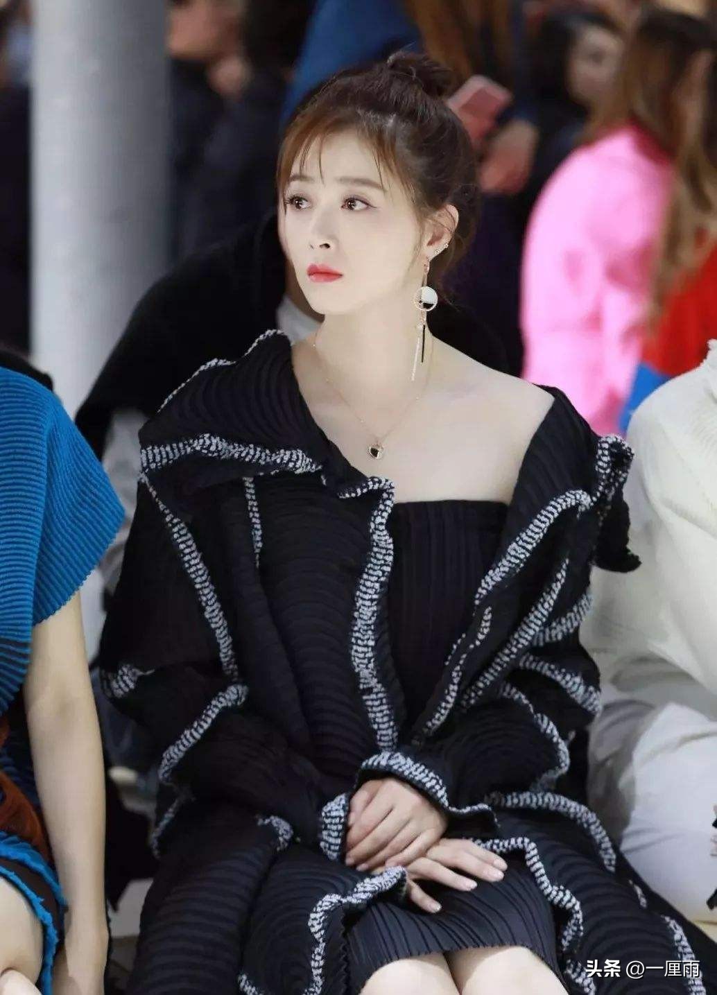 脸大披发怎么扎好看中短发,披发显老扎发显年轻适合什么发型