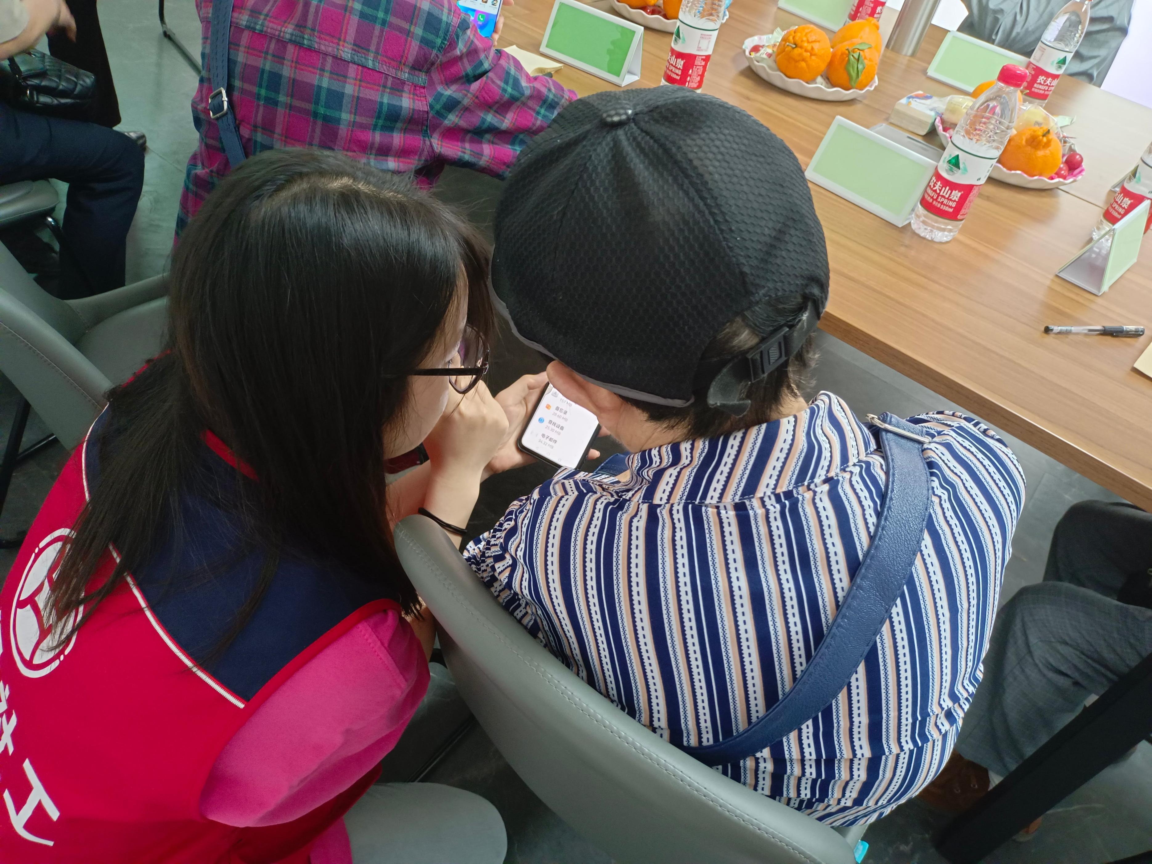 社工站自编学习手册，教老年人“玩转”手机防诈骗