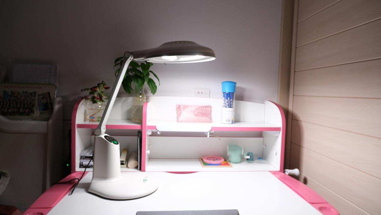 护眼灯到底哪个最好最实用,爱德华护眼灯真的能保护视力吗