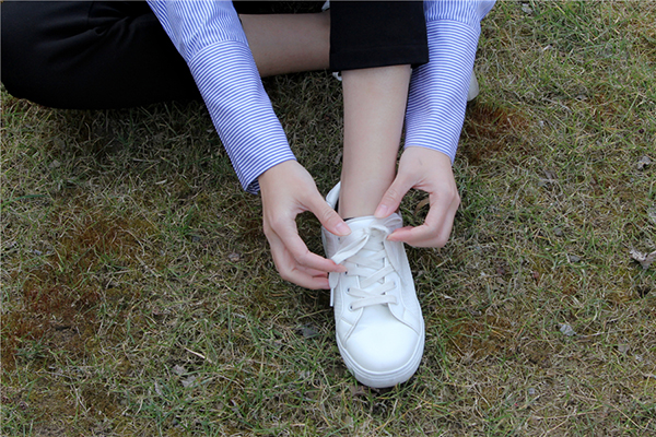 更年期足后跟痛是什么病怎样治疗,女性更年期容易出现哪些不适症状