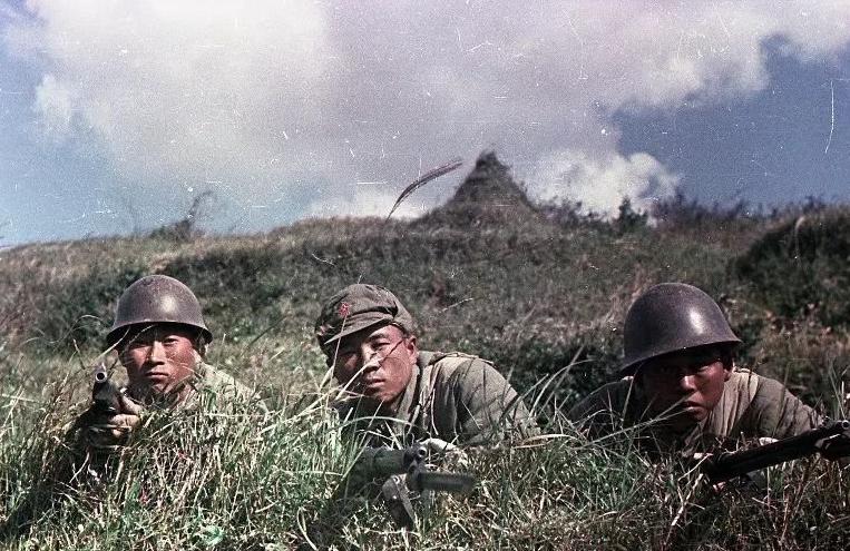 女子穿日军军装拍照被拘留,女子穿侵华日军服装摆拍新闻视频