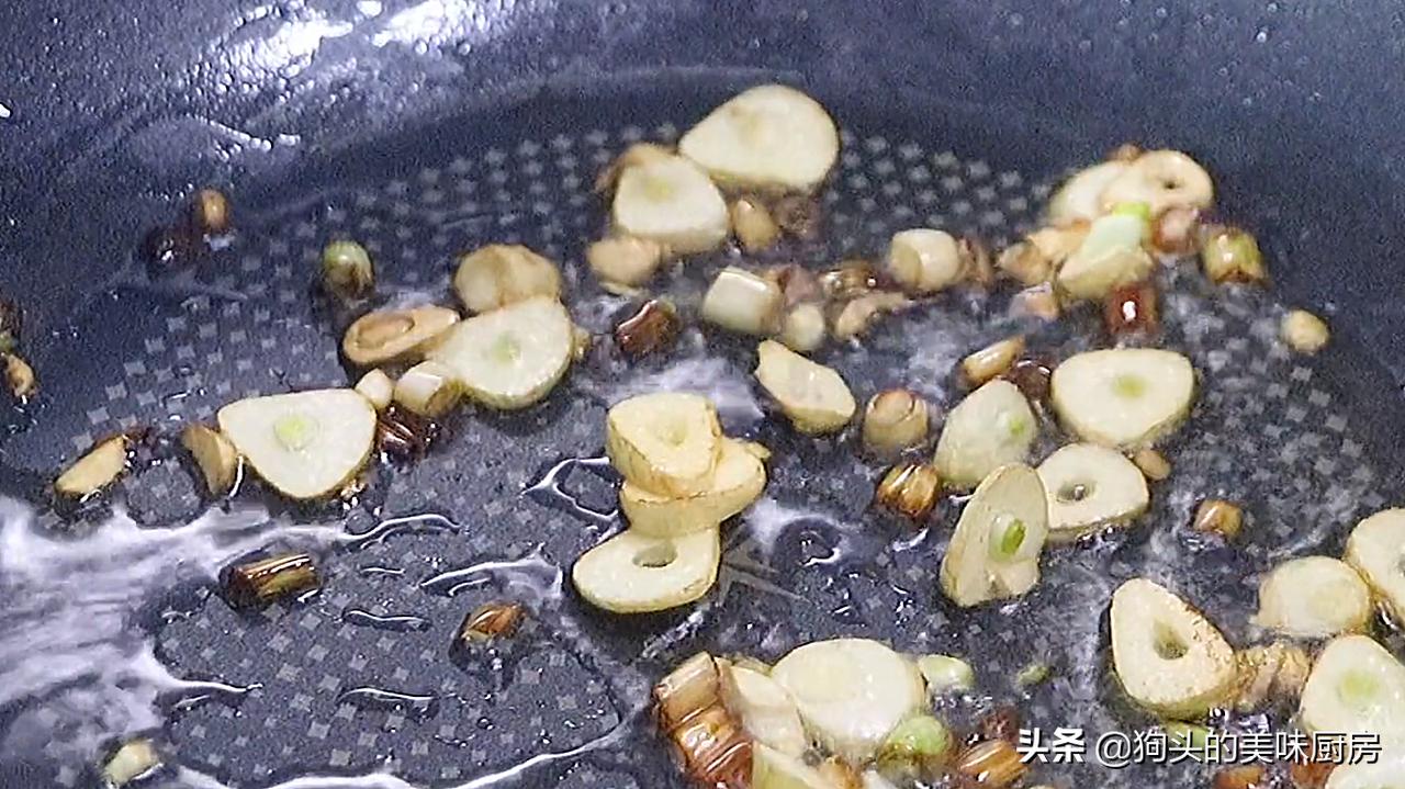 做猪肉丸子一斤肉放多少玉米淀粉,炸猪肉丸子的做法和配方的全过程