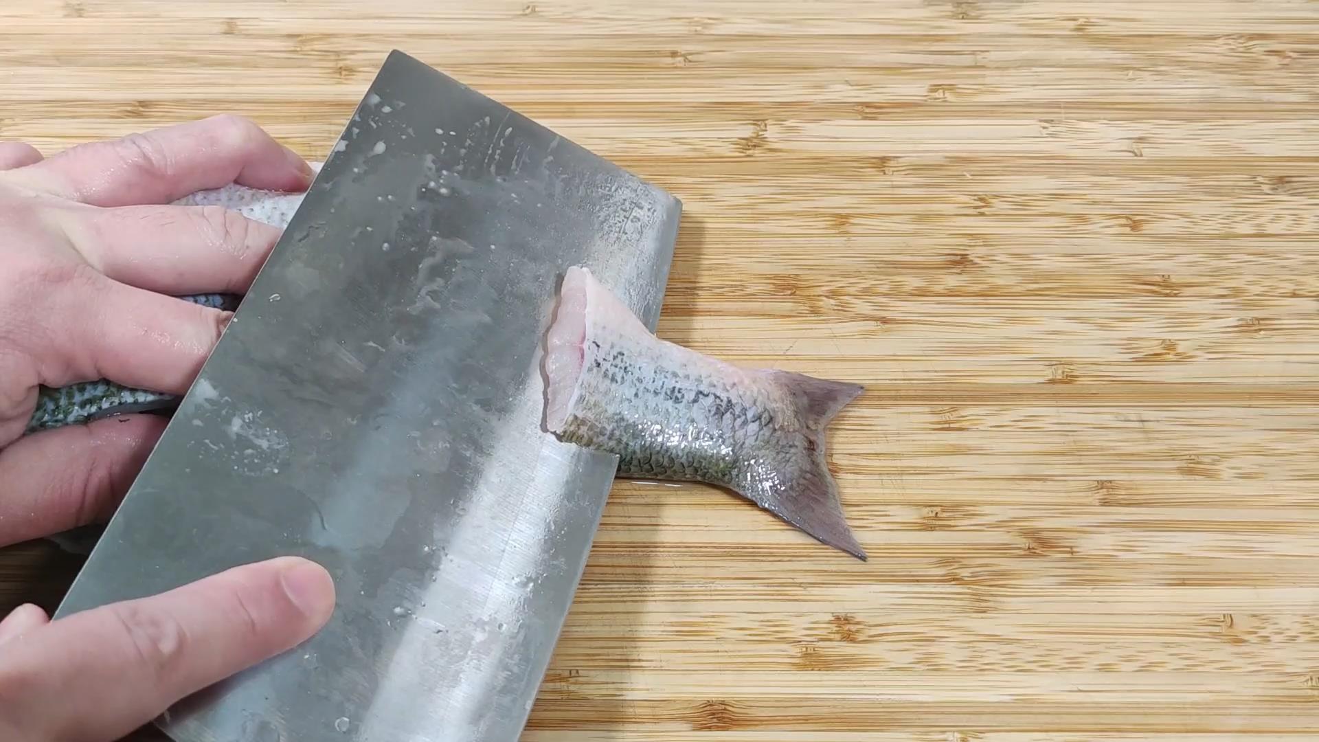 清蒸鲈鱼之前需如何处理一下,清蒸鲈鱼好吃的秘诀