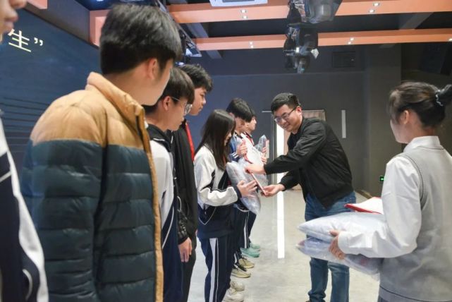 深圳市携创高级技工学校——在深第一,整体表现远优其他院校学生