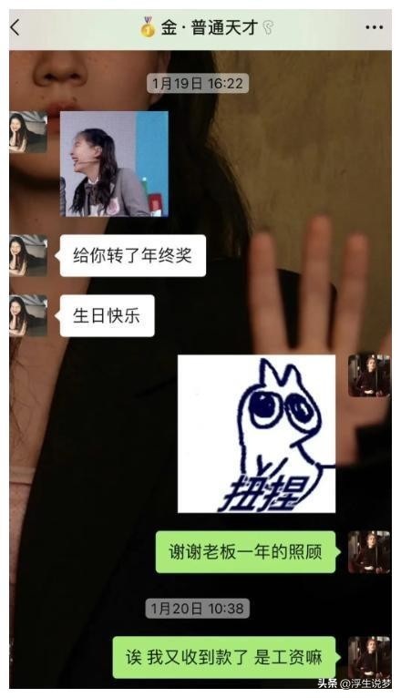 助理伺候明星跪下打伞,助理跪下伺候明星洗脚穿鞋