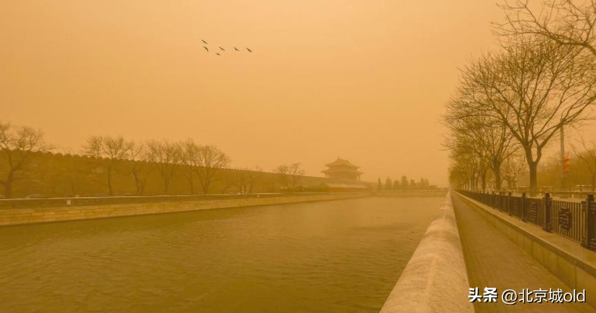 沙尘暴来袭整个城市一片朦胧,沙尘暴昏黄的景象