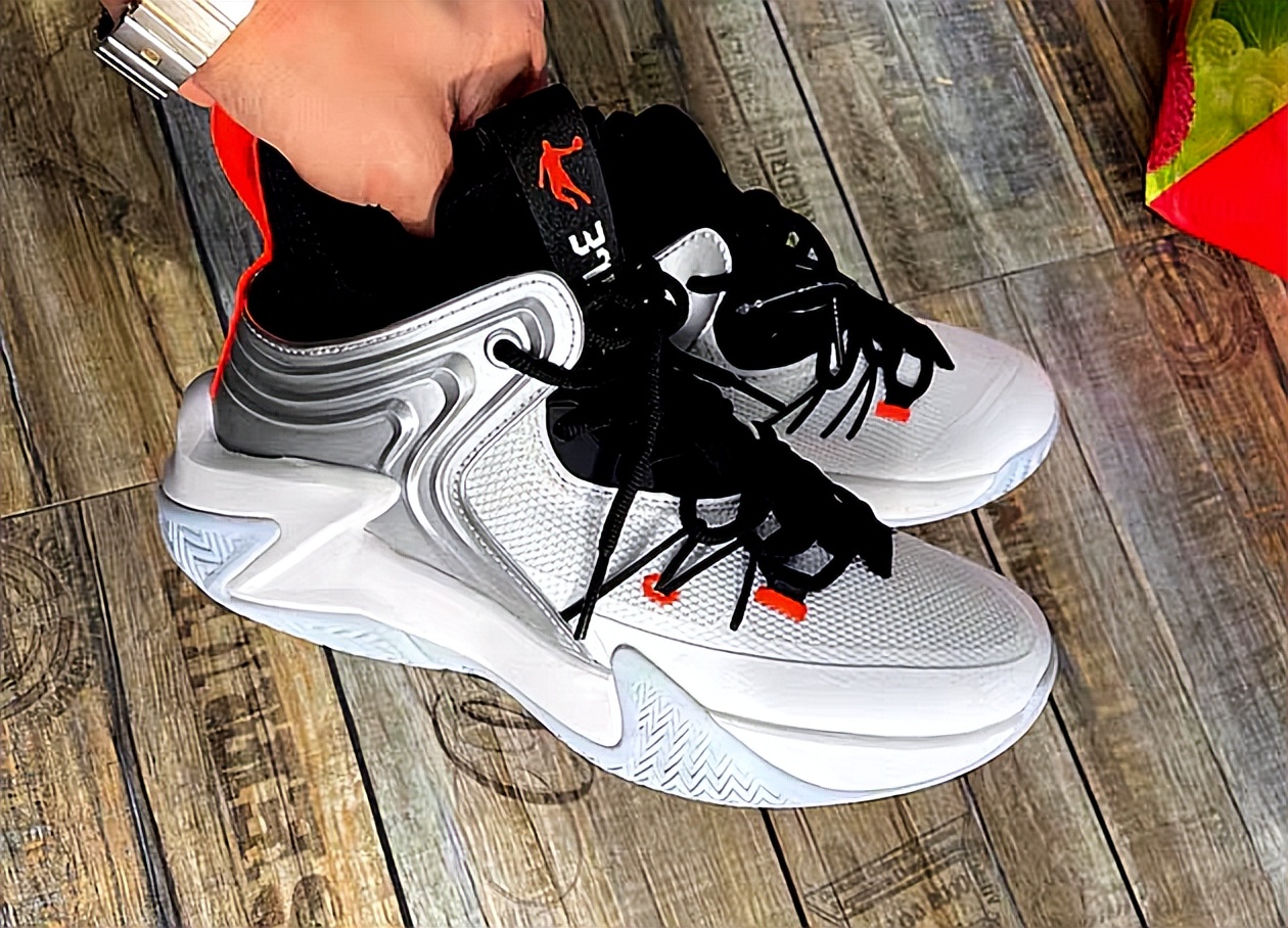 市场上溢价严重的球鞋,溢价严重的球鞋