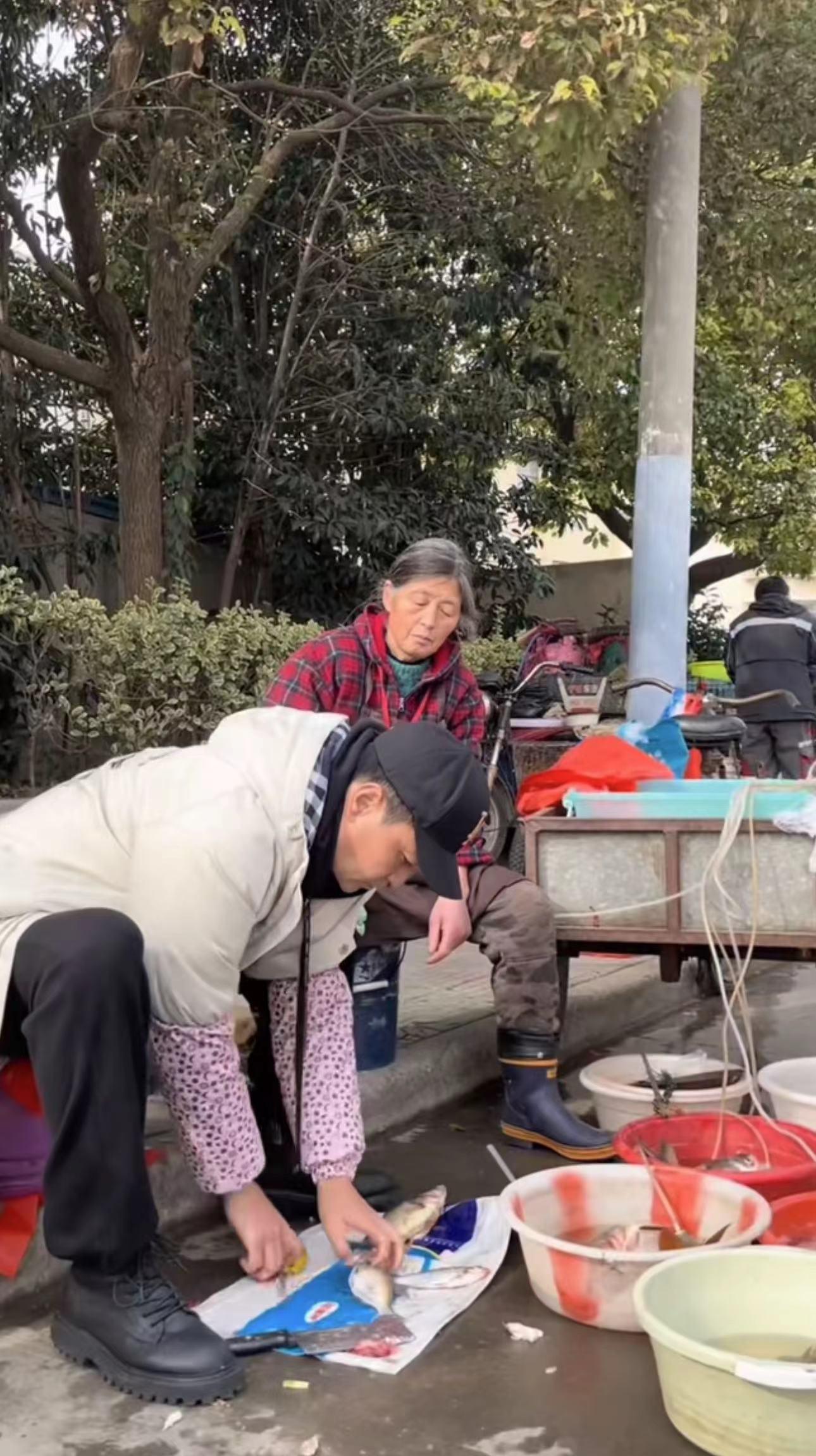 40岁演员无戏拍卖鱼近一年!路边摆地摊满身污垢,称喜欢现在生活