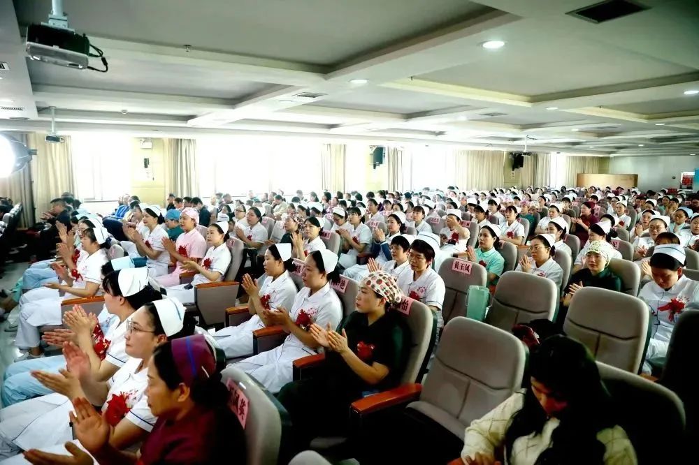 发展护士队伍改善护理服务演讲稿,发展护士队伍改善护理服务黑板报