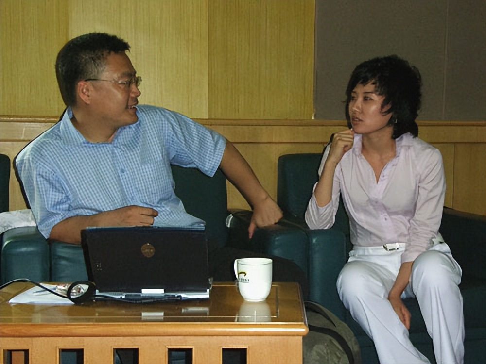 王世林和董倩是怎么相识相知的,央视4套主持人王世林简介