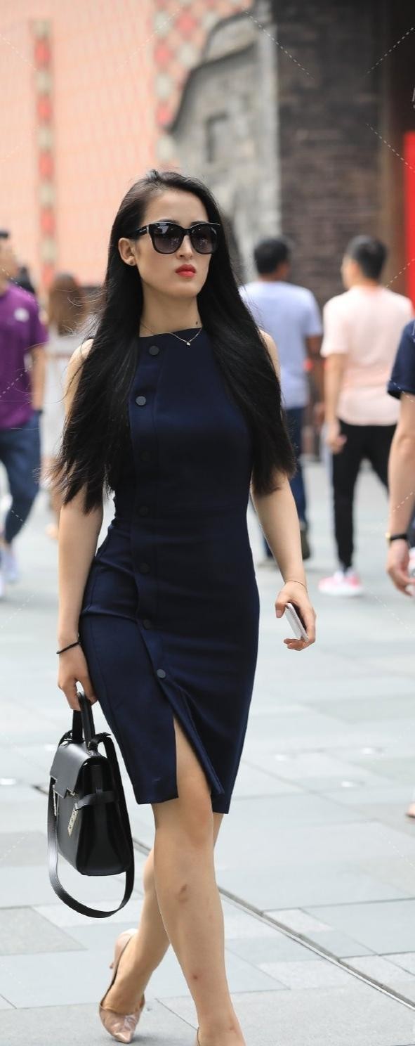 韵味十足的连衣裙简约又显气质 (这款连衣裙时尚优雅让你穿出气质)