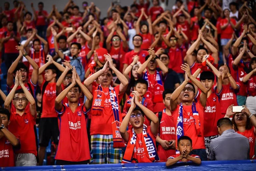 重庆球迷欢迎上海球迷,一个人的重庆球迷