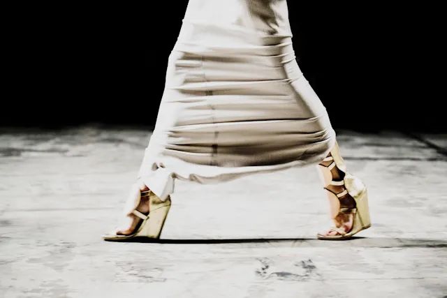 他被称时尚圈暗黑之王！神作爆红15年，侃爷以收藏他的桌子为傲？