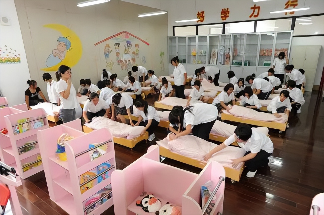 专科女生学会计还是幼师更好,男生学幼师就业前景如何