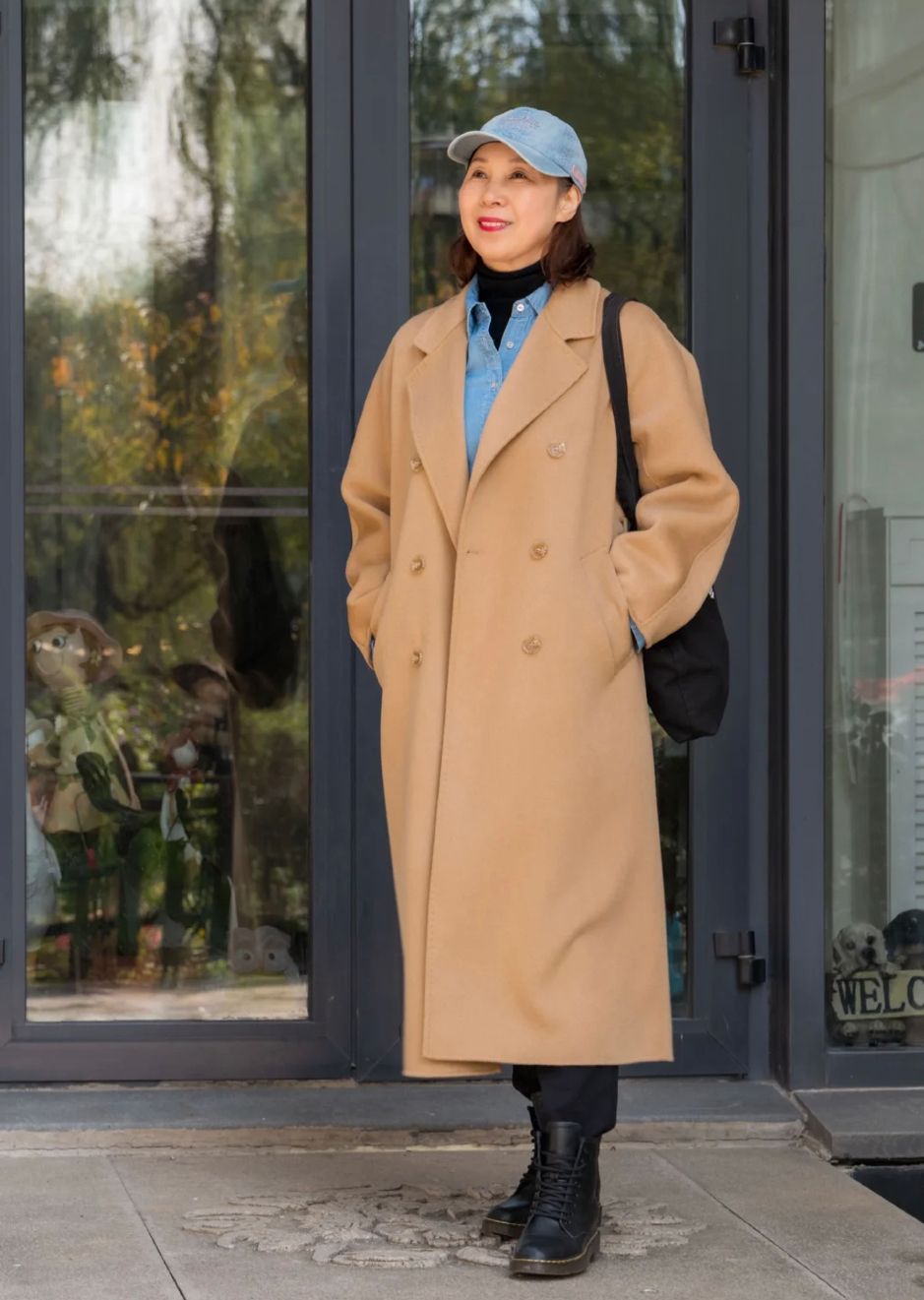 35岁穿有条纹的驼色大衣穿搭,驼色大衣的高级穿搭