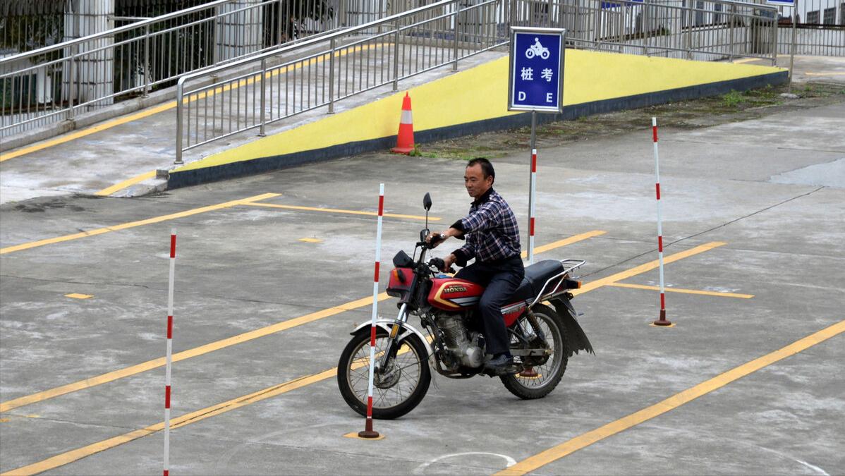 60岁以上老人无驾驶证可驾什么车,老年人c2驾驶证可以开什么车