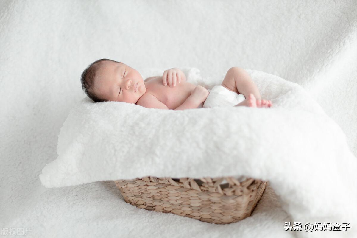 宝宝晚上睡觉老是哼唧蹬腿,宝宝晚上睡觉总是蹬腿的原因