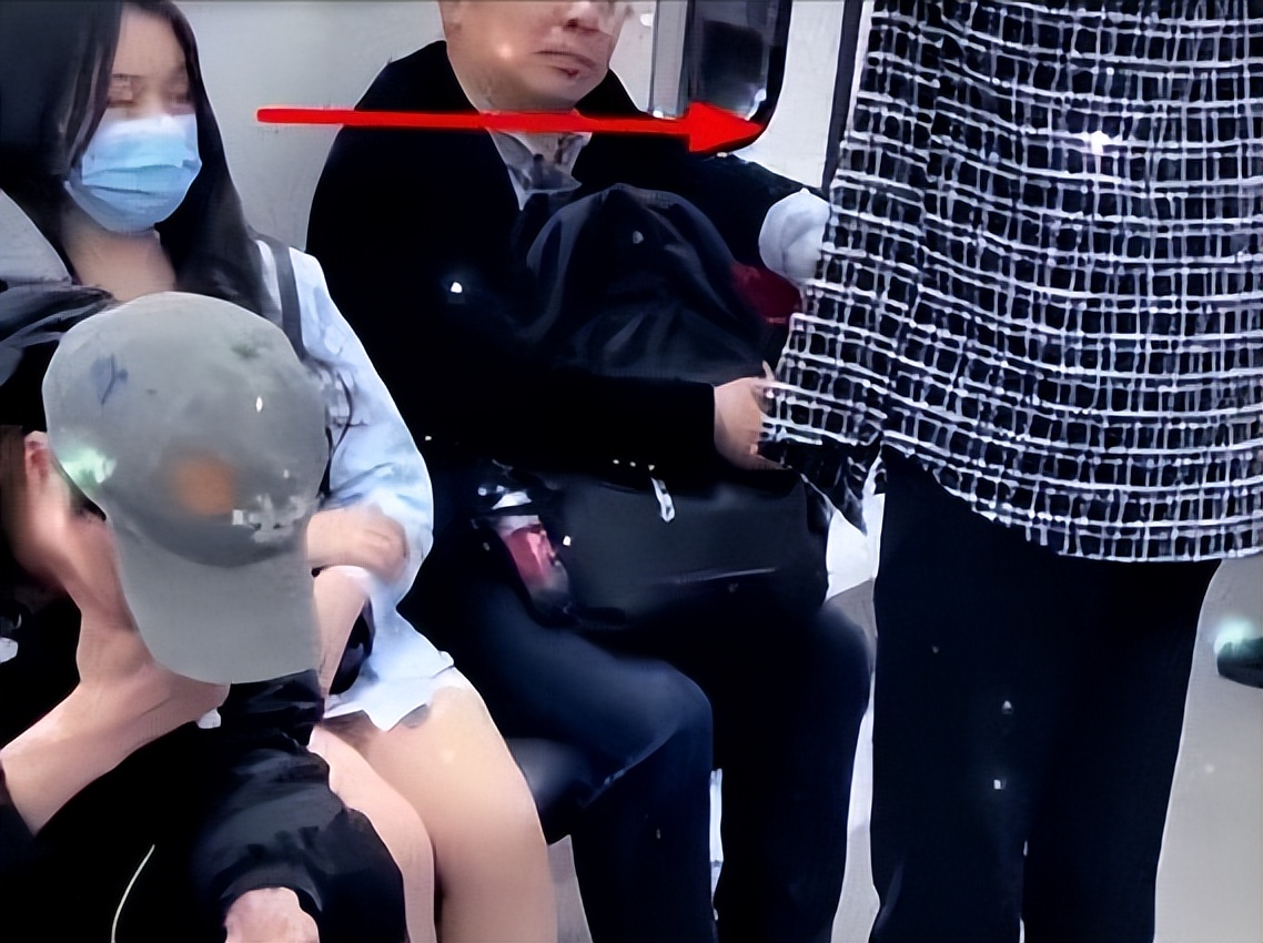 重庆，女子鞋带系成“单身”字样，吸引男子注意：男子秒懂加微信