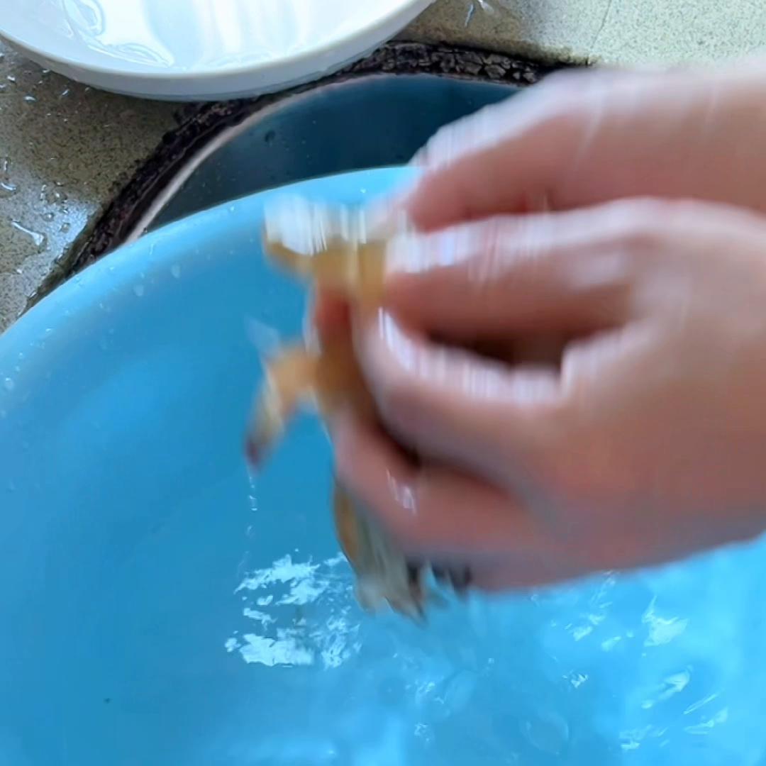 像我们这样一家三口在深圳打工，1人赚钱5人花，算算一个...