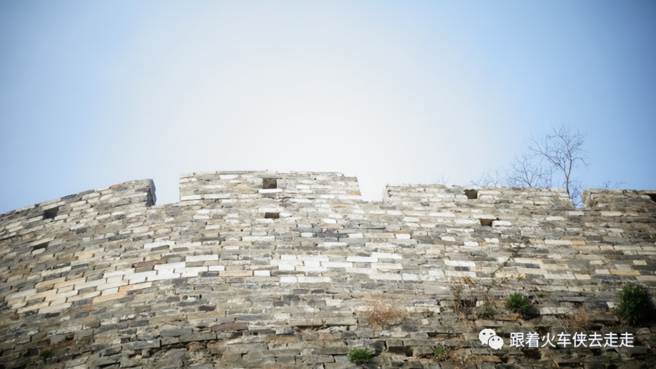 南京城墙下的琵琶湖,南京旅游先看城墙还是先看玄武湖
