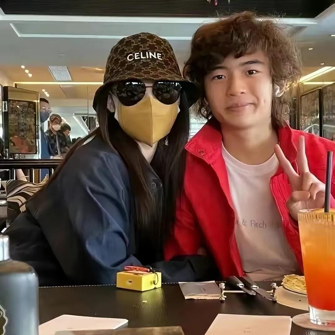 谢霆锋王菲同台大湾区播出时间,谢霆锋王菲露面视频