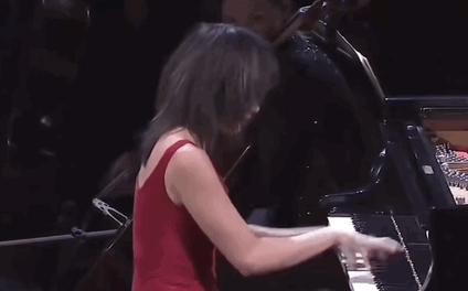 她穿紧身超短裙被骂18禁，手指狂飙4小时后，却让指挥家当场跪拜