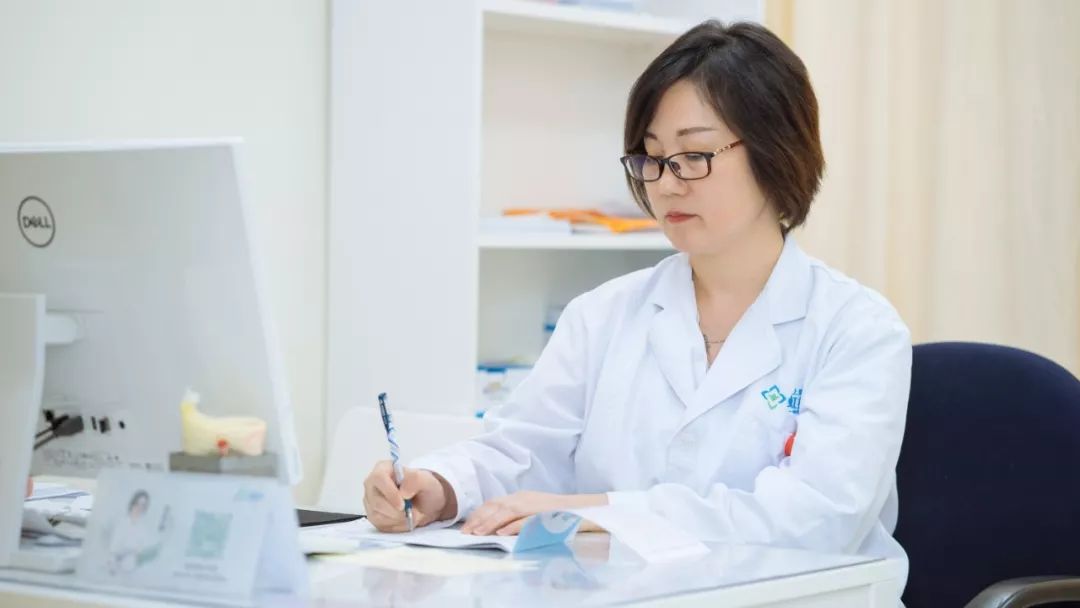 腹腔镜切除子宫肌瘤案例,子宫肌瘤患者为妇产科送锦旗