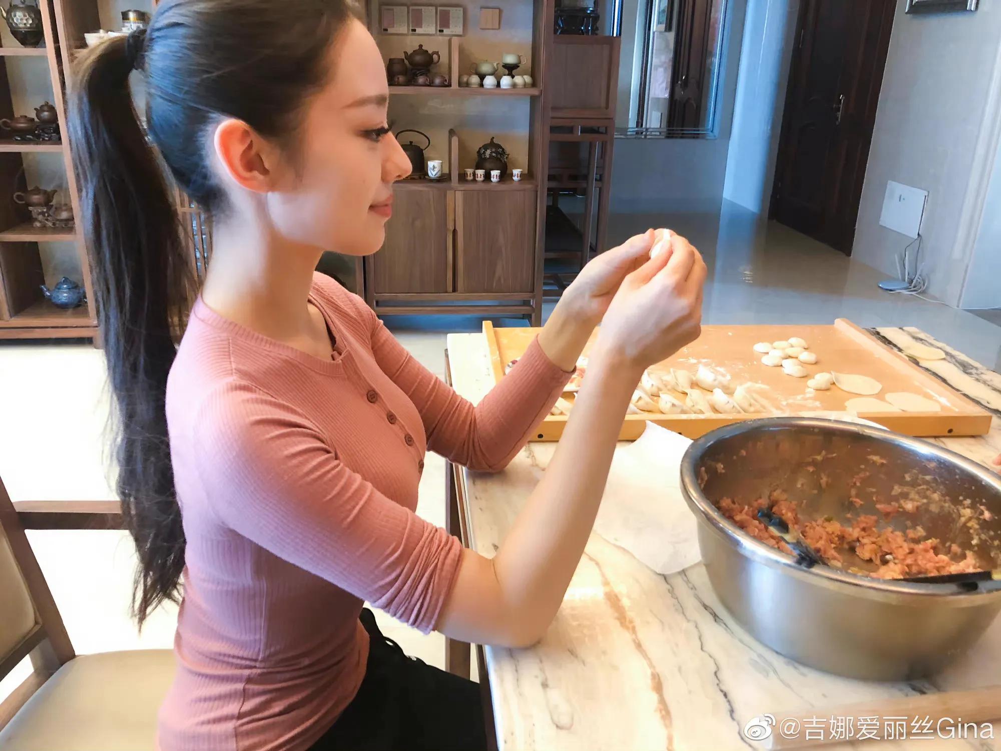 郎朗老婆吉娜的腰有多细,郎朗妻子吉娜深v礼服大秀好身材