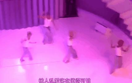 他穿深V露背装，和歌迷开黄色笑话，没被封号还引千万人点赞？