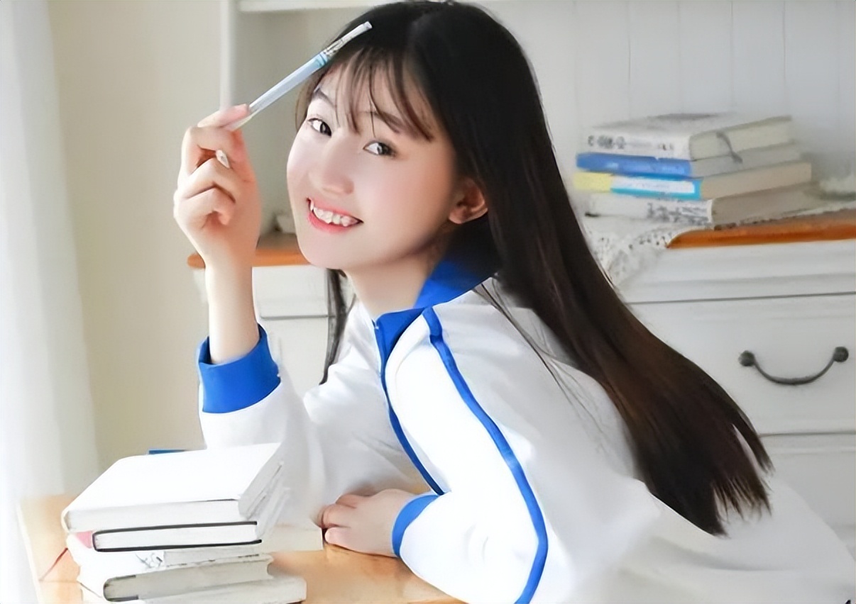 上学穿校服怎么看孩子家境,穿同样的校服还能看出差距