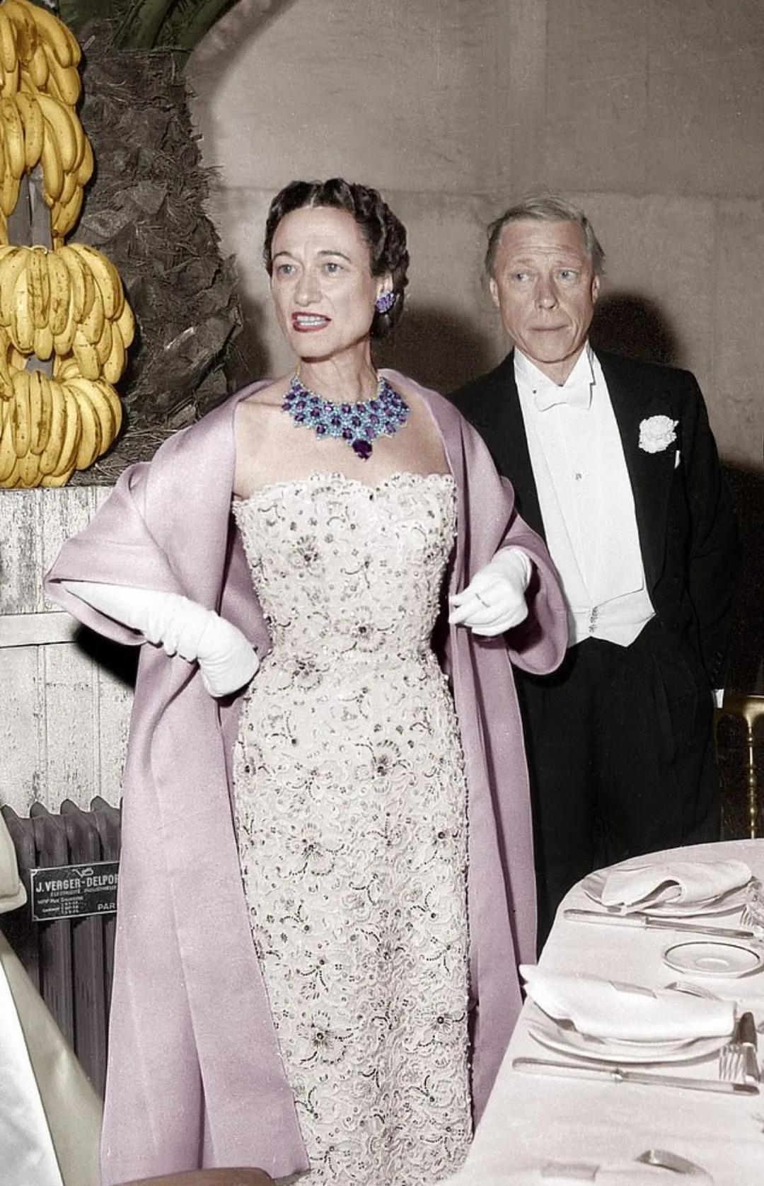 不爱江山更爱美人的查尔斯王子,放弃王位的温莎公爵最后过得好吗