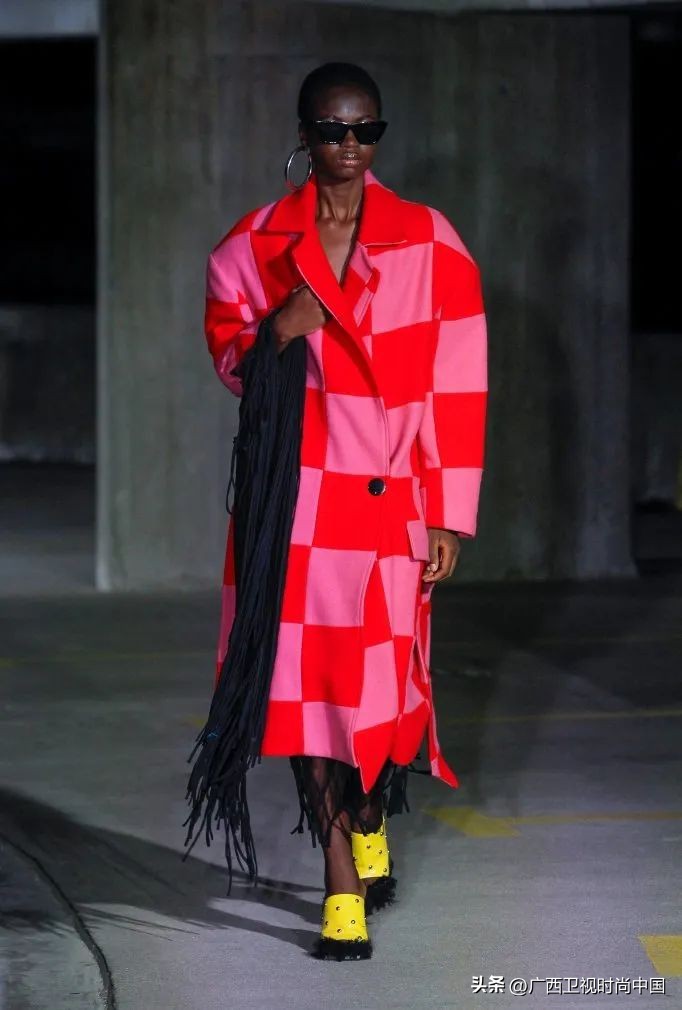 快过年了还是穿红色喜庆点,快过年了买件红色的衣服