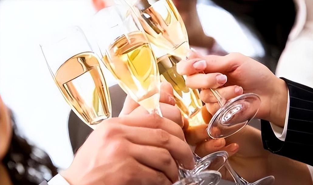 云南“色贪”落马：*养包**多名*妇情**并生下私生子，靠一手牌技上位