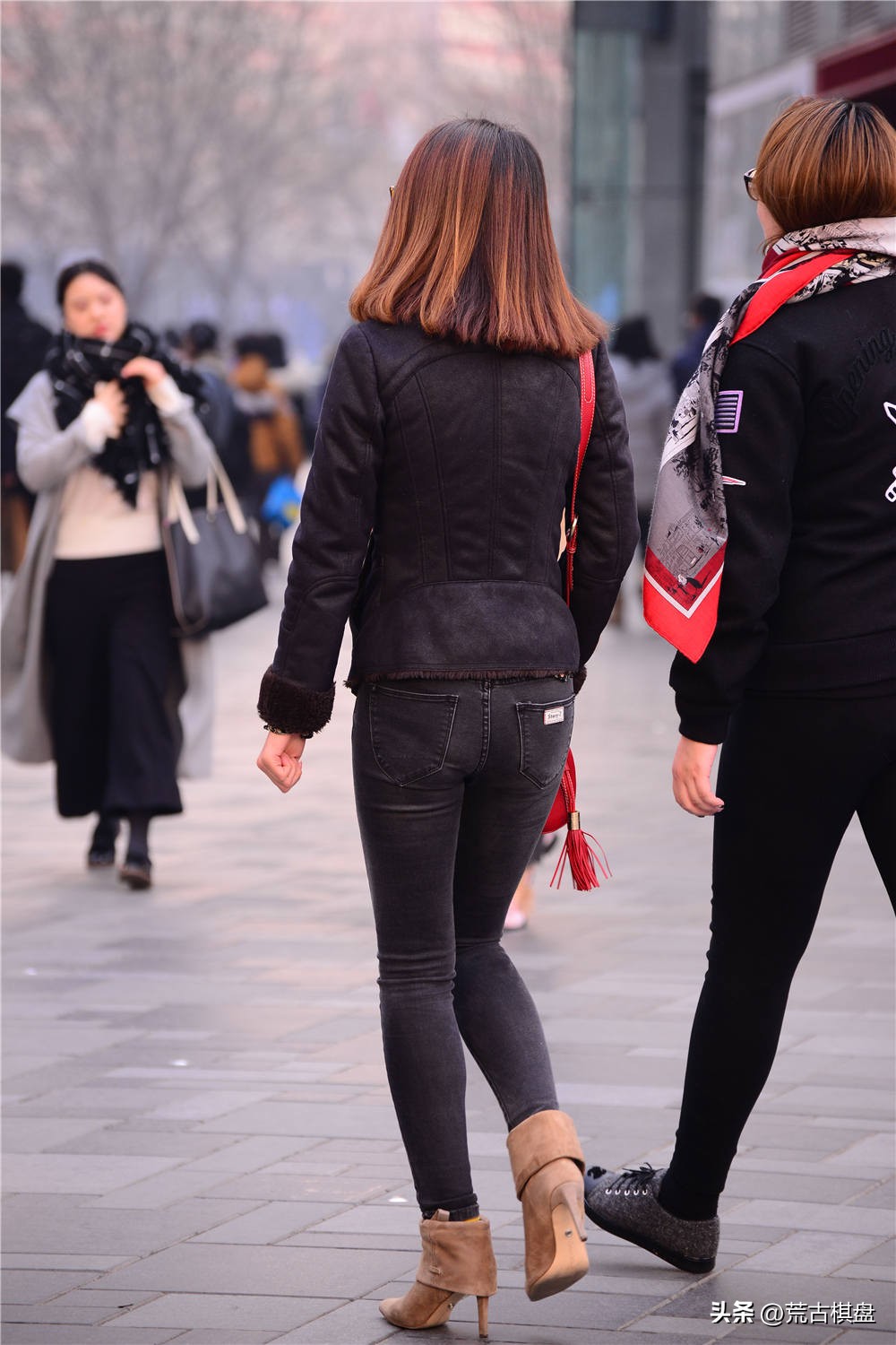 穿短靴出门,短靴配裙子轻松显气质时尚