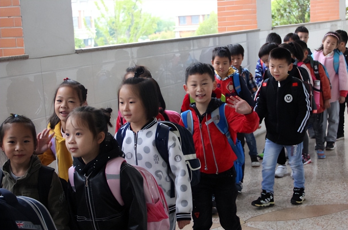 适合小学生用的名字两个字,小学生名字带姓氏